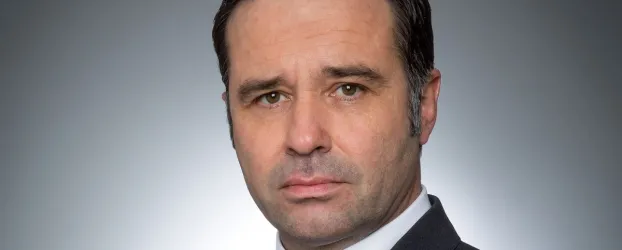 Ator de Emmerdale aparece com visual novo e f�s n�o o reconhecem