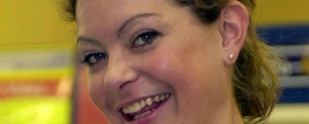 Atriz de 'Coronation Street' chora ao dar not�cia sobre o c�ncer