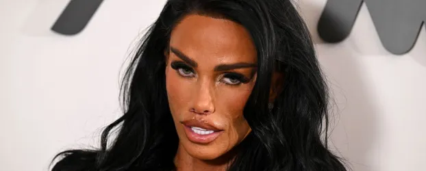 Katie Price exibe nova tatuagem no bumbum enquanto posa para c�mera