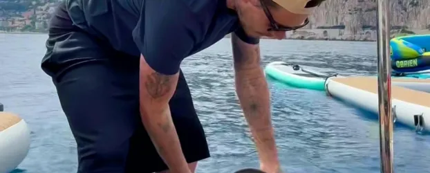 Filho de Beckham causa pol�mica ao cozinhar massa com �gua do mar