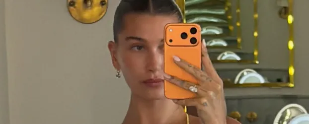 Hailey Bieber lambe amiga em festa selvagem de Kylie Jenner