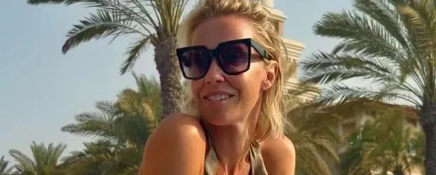 Apresentadora Laura Hamilton arrasa de biqu�ni na praia ap�s rebater cr�ticas