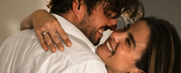 Giulia Be mostra anel de casamento com Conor Kennedy antes de festa no Rio
