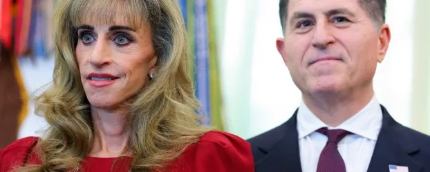 Esposa de bilion�rio � alvo de ataques cru�is na internet ap�s aparecer ao lado de Trump