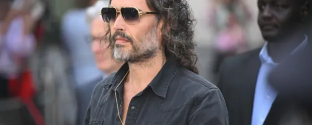 Russell Brand vai a j�ri por acusa��es de estupro