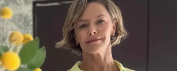 Bianca Rinaldi comemora 52 anos com foto nua e mensagem de autoaceita��o