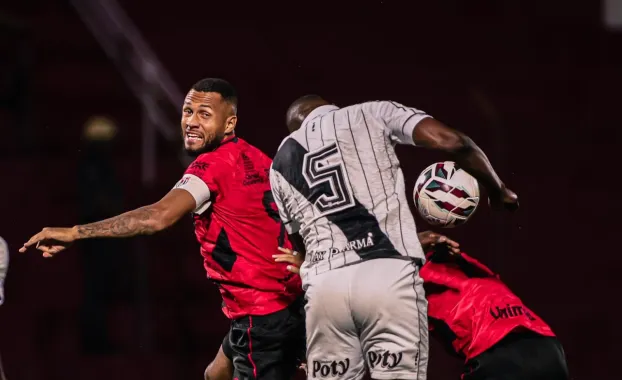Ponte Preta perde chances de vencer no fim e empata em 1 a 1 com o Atl�tico-GO