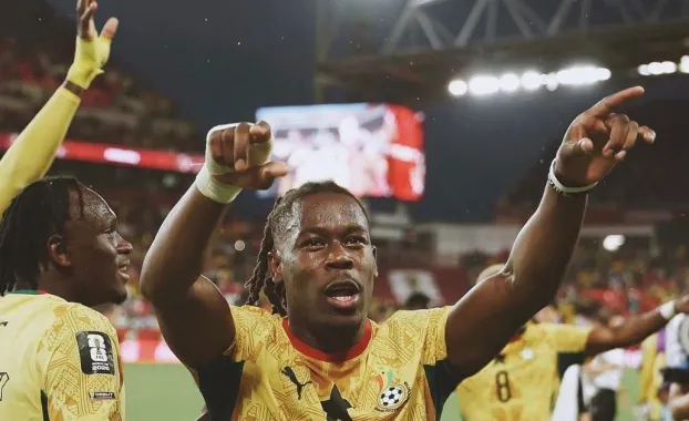 Dan�arino se torna estrela do futebol e esperan�a de Gana na Copa