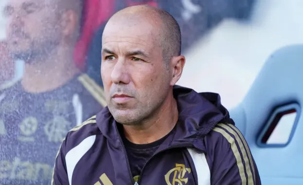 T�cnico do Flamengo critica membro do Benfica: 'Os covardes fogem'