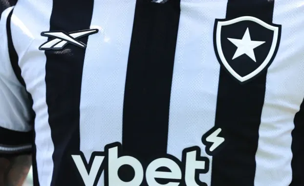 Zagueiro do Botafogo faz gesto antifracista e aciona protocolo; caso n�o vai � s�mula