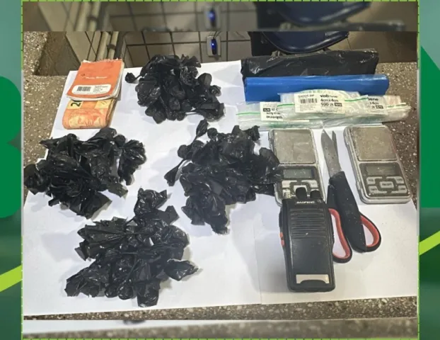 Homem � preso com r�dio comunicador e dezenas de papelotes de coca�na em Teixeira de Freitas