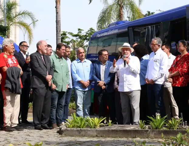 Lula pede que governador do RJ prenda milicianos