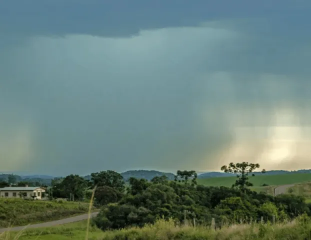 Tempestades no RS deixam 10 pessoas desalojadas e causam estragos em mais de 20 cidades
