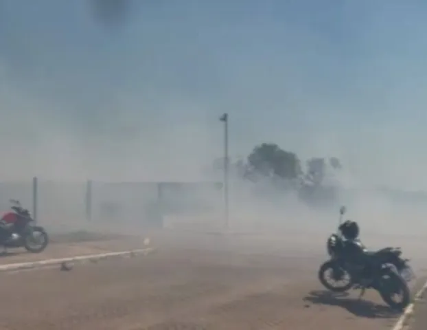 Fuma�a invade creche e funcion�rios usam baldes para apagar fogo em Cuiab�