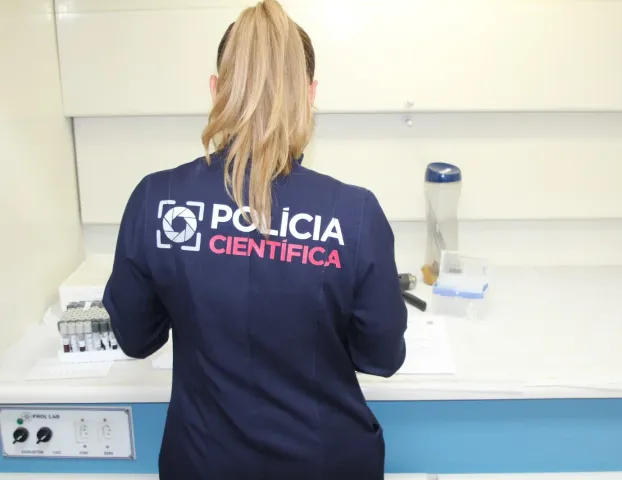 Pol�cia de SP coleta DNA na Pra�a da S� para ajudar a achar pessoas sumidas