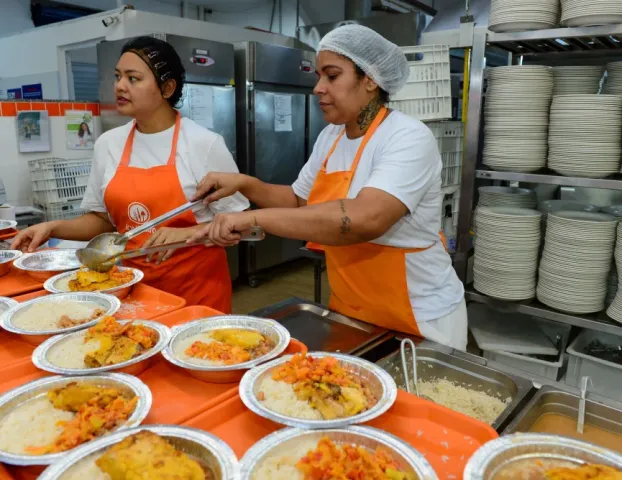 Obra no Bom Prato de Santos troca jantares por marmitas, mas mant�m comida a 1 real