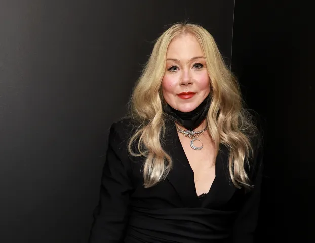 Christina Applegate foi diagnosticada errado com esclerose m�ltipla e lista cinco sintomas 'estranhos'