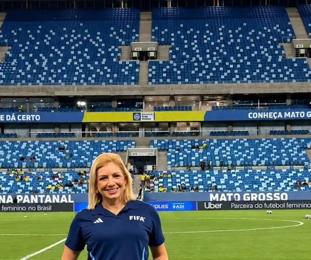 Mulher da primeira cearense a apitar jogos oficiais na Fifa assume comando de arbitragem do futebol no Cear�