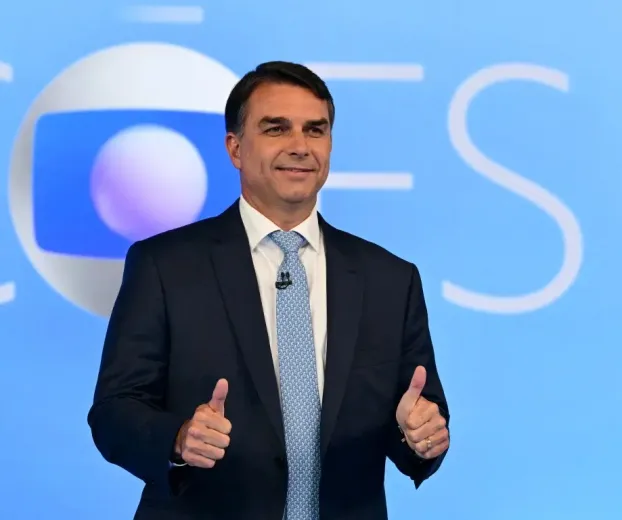 Fl�vio Bolsonaro acusa Lula de esconder liga��o do filho com lobista e cobra abertura de gastos com cart�o corporativo