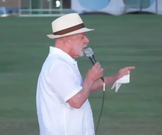 Lula critica Fl�vio Bolsonaro: 'Quem foge do Brasil tem medo'