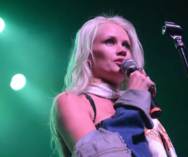 Cantora Lauren Bennett, que cantou 'Party Rock Anthem', morre aos 37 anos