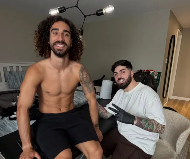 Cucurella tatua rosto do t�cnico ap�s vencer a Copa do Mundo