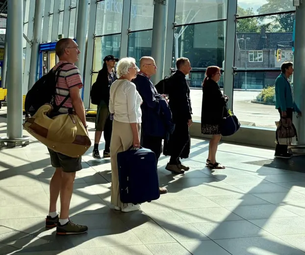 Caos na ferrovia: falha de energia deixa milhares de passageiros presos no Reino Unido