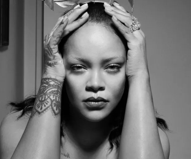 Rihanna posa nua para capa da Elle e quase mostra demais