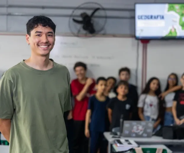 Professor que estudou na mesma escola agora leciona e � homenageado em premia��o da Educa��o de SP
