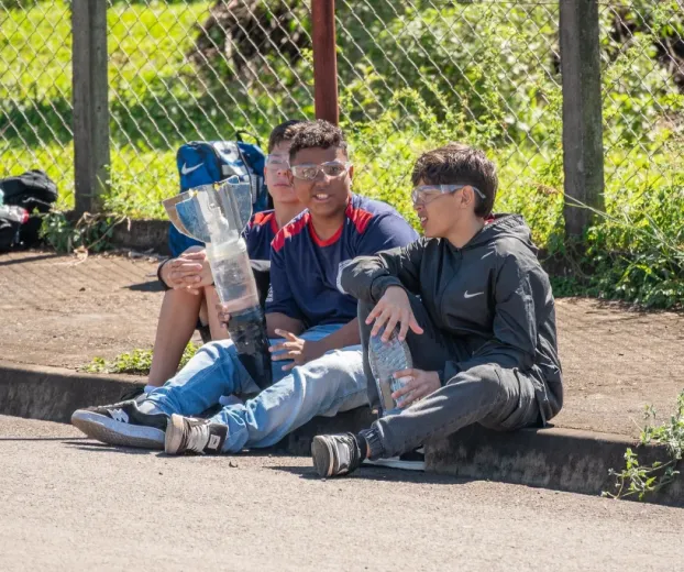 Escolas p�blicas de SP lan�am foguetes criados por alunos em olimp�ada cient�fica