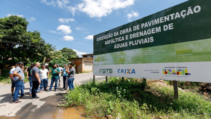 Prefeito vistoria obra de pavimentao e drenagem no bairro Trs Poderes
