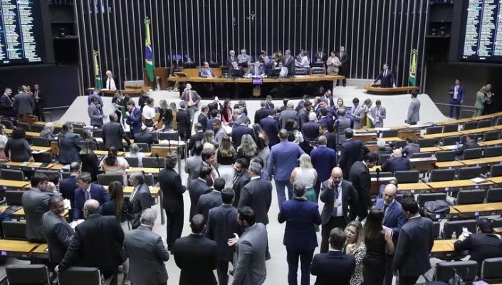 Congresso derruba vetos de Lula e volta a proibir 'saidinha' de presos, inclusive para visitar a famlia