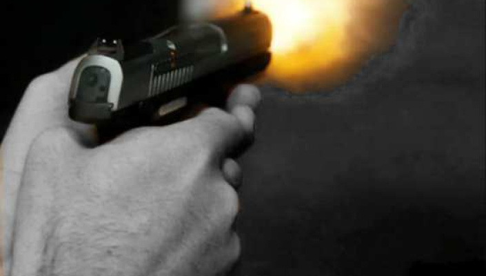 Homem  baleado por motoqueiro enquanto confraternizava com amigos