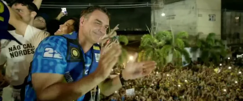 Fl�vio Bolsonaro faz com�cio em Fortaleza prometendo prosperidade e criticando governo Lula