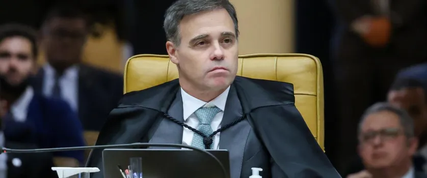 Lula e Fl�vio Bolsonaro podem revelar segredos banc�rios e telef�nicos sem ordem da Justi�a