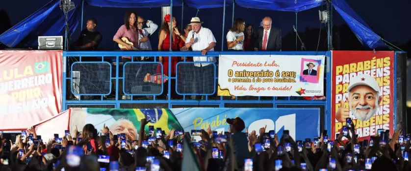 Lula chama sa�da de Fl�vio para os EUA de vergonha e cobra passaporte