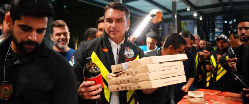 M�dia estrangeira reage � suposta ida de Fl�vio Bolsonaro aos EUA ap�s derrota