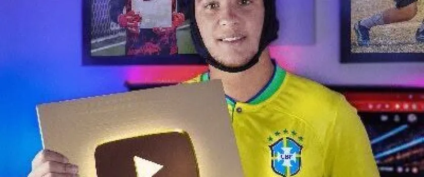 Goleiro de Capacete e famosos do YouTube jogam futebol beneficente em Paul�nia