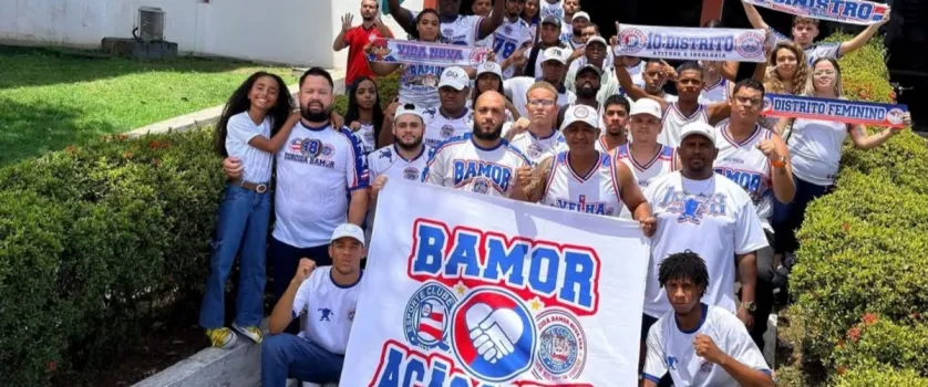 Torcida do Bahia faz doa��o coletiva de sangue em Salvador