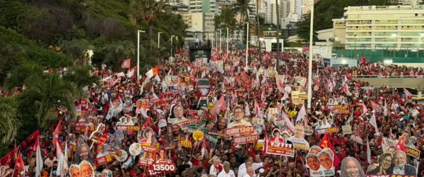 Lula arrasta multid�o em caminhada em Salvador