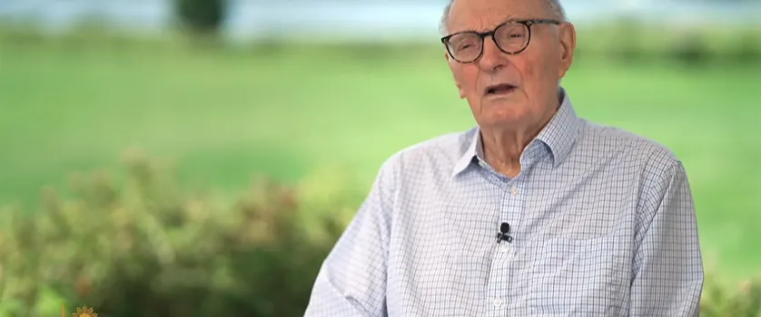 Alan Alda, 90, revela que ataca esposa com travesseiros durante sonhos por Parkinson