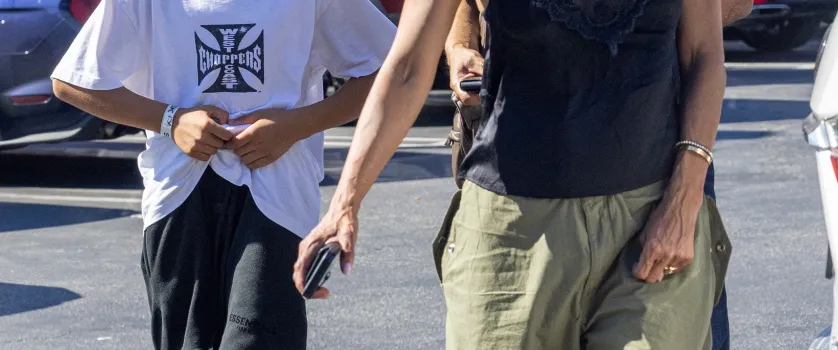 Halle Berry vista com o filho dias ap�s den�ncia de abuso por ex-marido