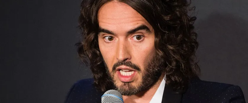 Julgamento de Russell Brand: comediante teria se despido e feito imita��es de 'Basil Fawlty' antes de estupro
