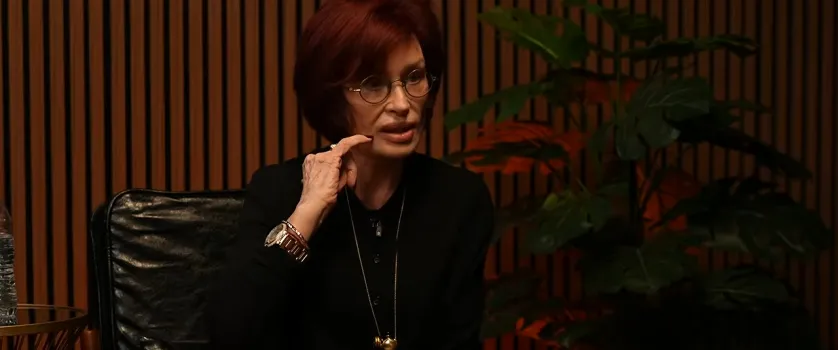 Sharon Osbourne revela que acordou com 'marca' no rosto ap�s procedimento est�tico
