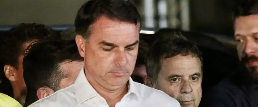 Fl�vio Bolsonaro ignora conselho de aliados e decide n�o reconhecer vit�ria de Lula