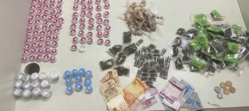 Homem preso com 400 por��es de drogas em Salvador