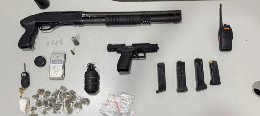 PM acha tonel com armas e drogas enterrado ap�s prender suspeito em Mara�
