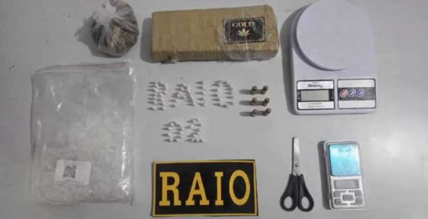 CPRaio prende dois suspeitos e apreende drogas e materiais para tr�fico em Aracati