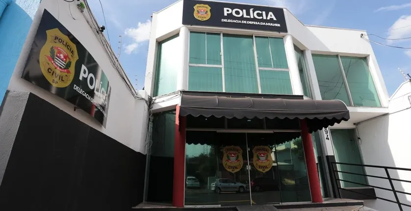 Homem � preso e outro sofre queda de pr�dio ap�s agress�es em Sumar�