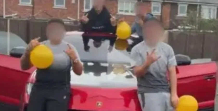Gangues mascaradas causam caos nas estradas do Reino Unido por curtidas no TikTok
